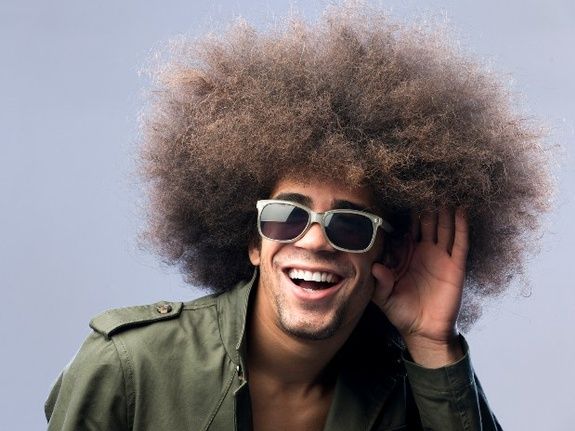 Homme avec une coupe Afro